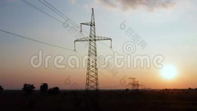日落时的电力塔和高压电力线。